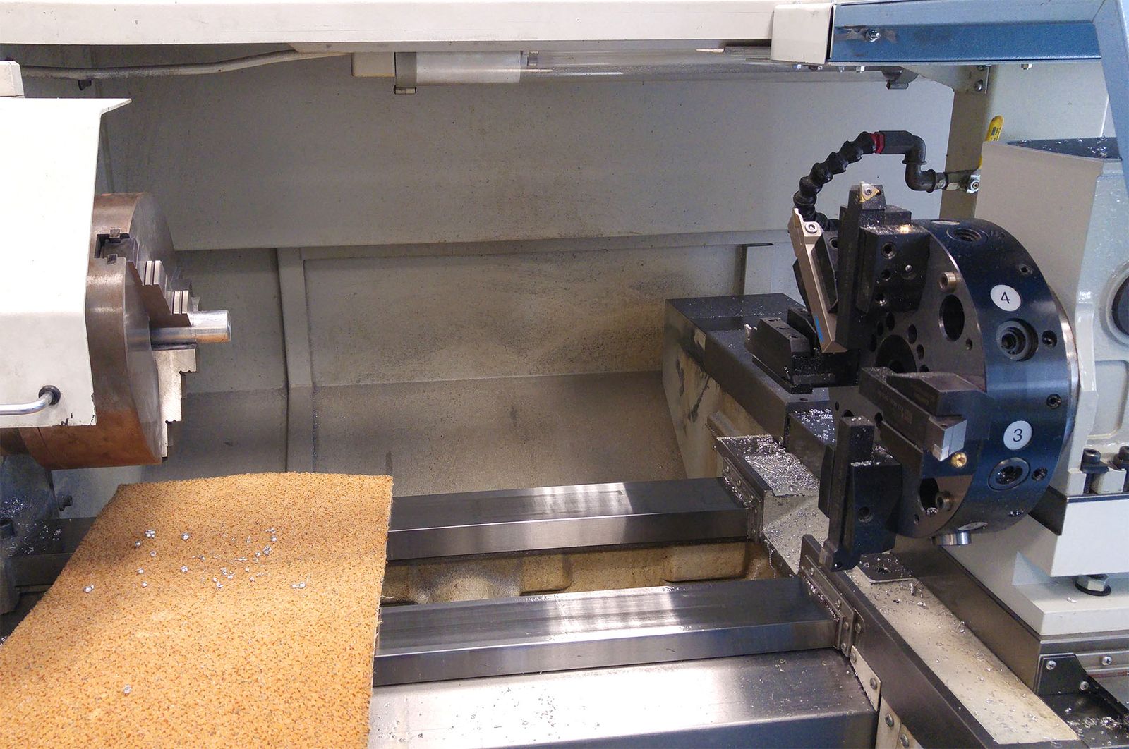 Pracovní prostor CNC soustruhu — Strojírny RINOH