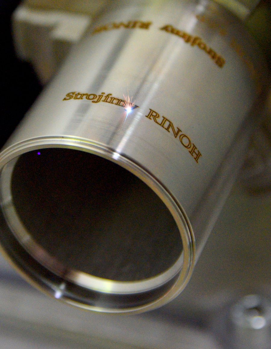 Laser gravíruje logo Strojírny RINOH do nerezového dílu